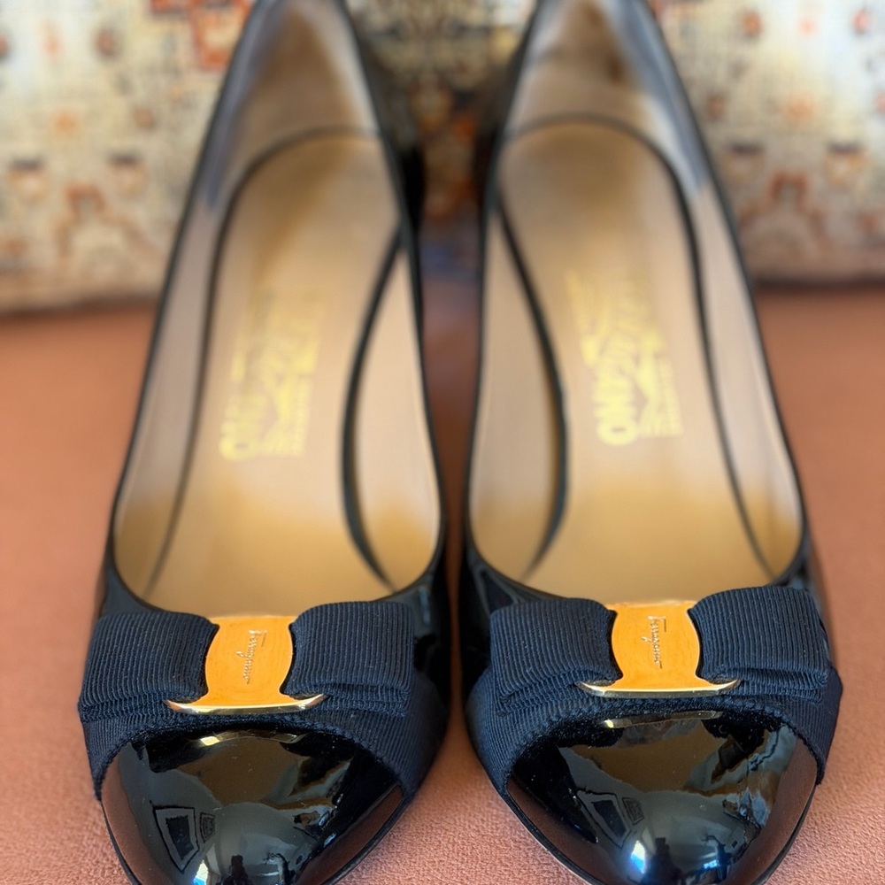**CLASSIC Salvatore Ferragamo Black Patent Leather Vera Bow Pump 9 1/2 B